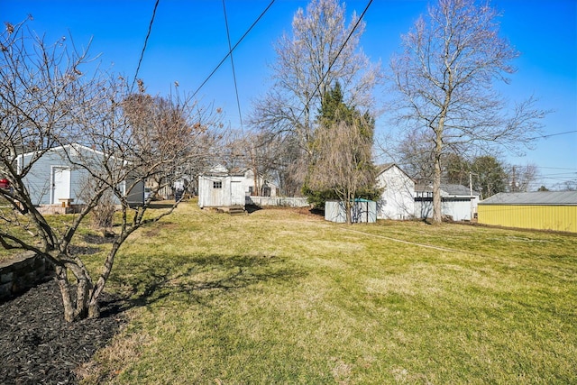 view of yard with an outbuilding