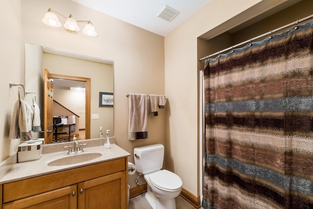 full bathroom featuring vanity, a shower with shower curtain, baseboards, visible vents, and toilet