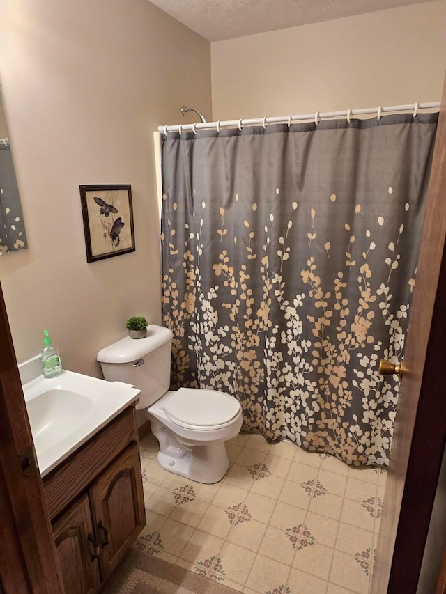 full bathroom featuring a shower with curtain, toilet, and vanity