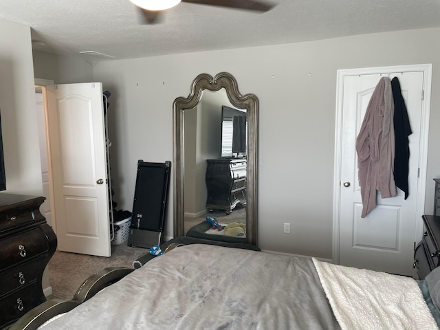 bedroom featuring carpet floors, a textured ceiling, and ceiling fan