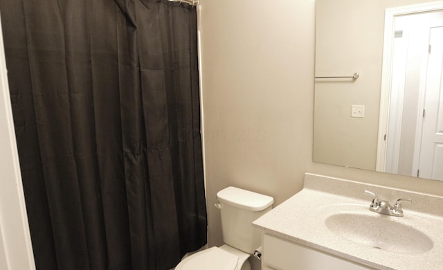 4835 Amber Crossing Dr, Columbus, OH 43232 - full bath featuring toilet, a shower with shower curtain, and vanity