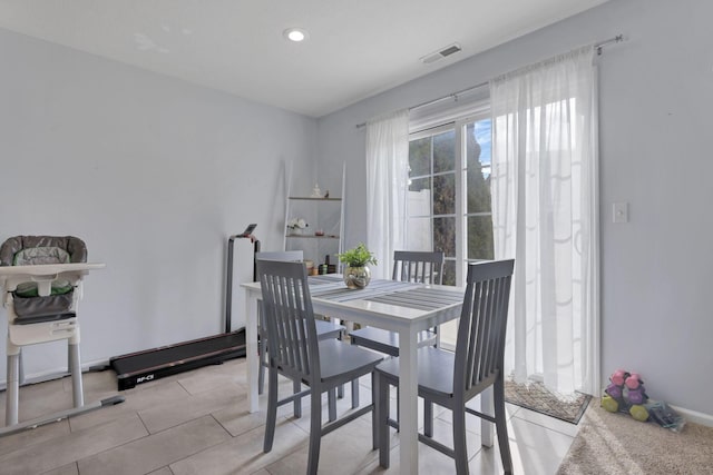 dining space featuring recessed lighting, visible vents, and baseboards