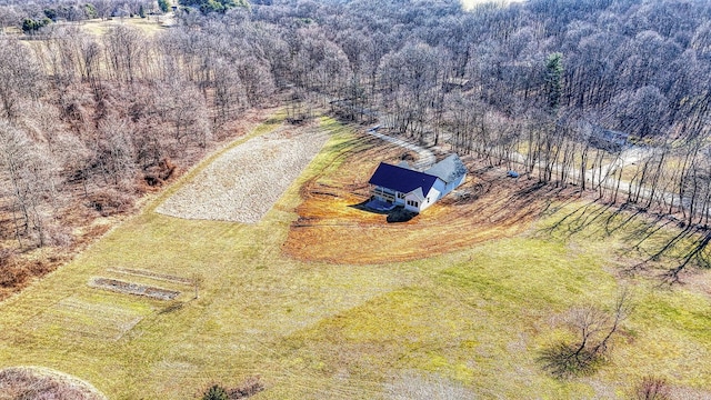 birds eye view of property featuring a wooded view