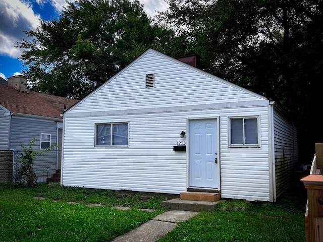 view of front of property featuring a front yard and fence