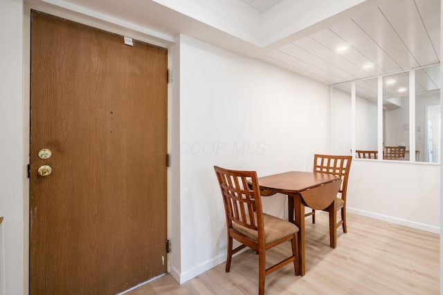 dining room featuring recessed lighting, baseboards, and light wood finished floors