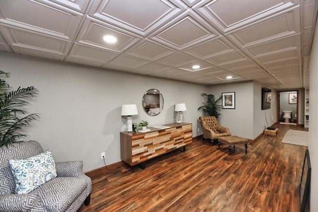 living area with dark wood-type flooring, recessed lighting, and baseboards