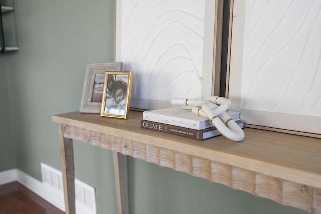 interior details featuring visible vents and baseboards