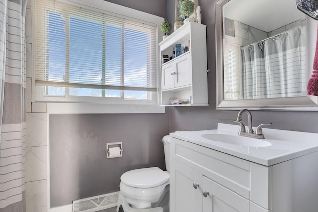 full bath featuring visible vents, curtained shower, toilet, and vanity