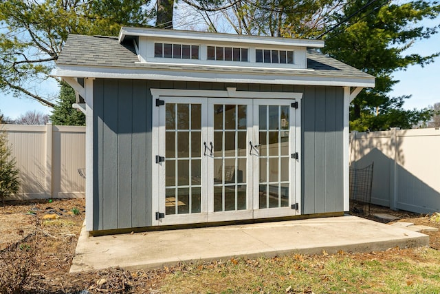 view of outdoor structure with an outdoor structure and a fenced backyard