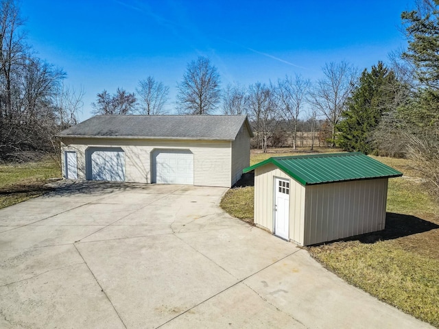 view of detached garage