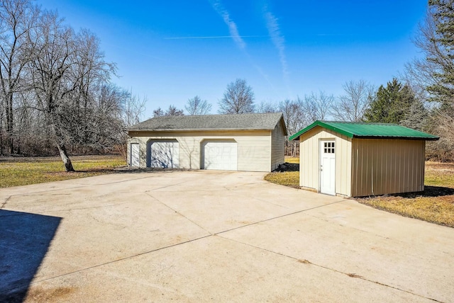 view of detached garage