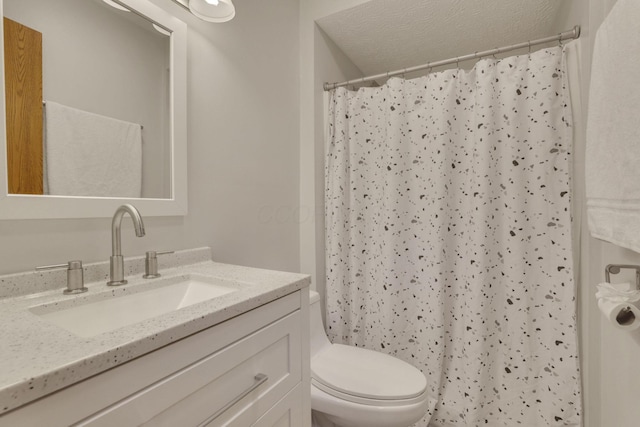 full bathroom featuring a textured ceiling, toilet, vanity, and a shower with curtain