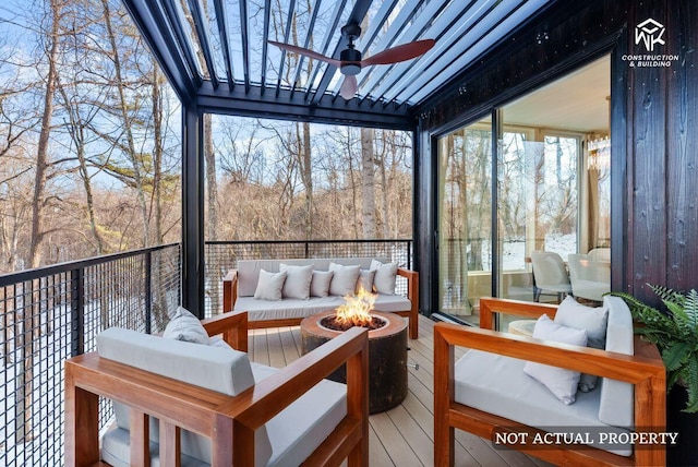 sunroom with ceiling fan