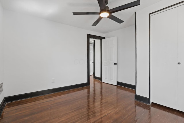 unfurnished bedroom featuring ceiling fan, a closet, baseboards, and wood finished floors