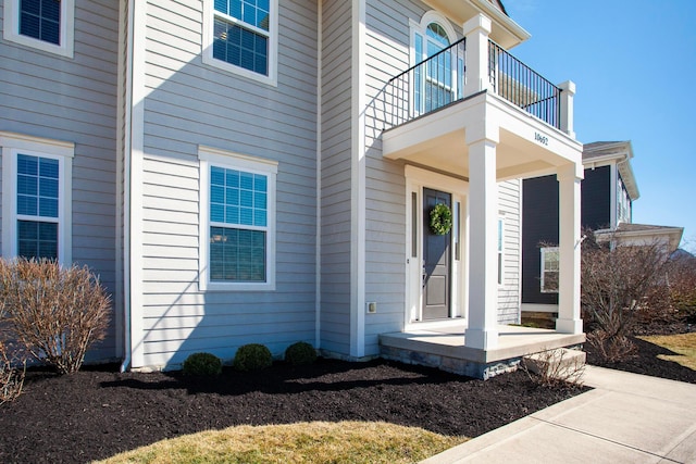 property entrance featuring a balcony