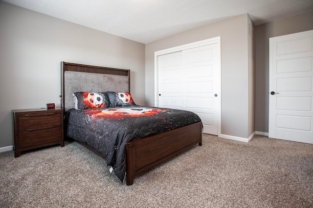 bedroom featuring a closet, baseboards, and carpet