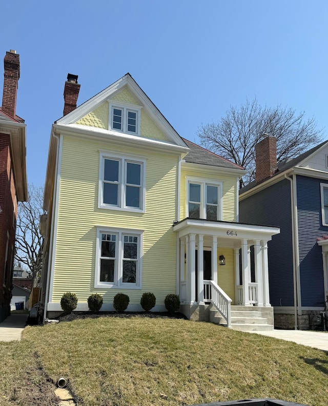 view of front of home with a front lawn