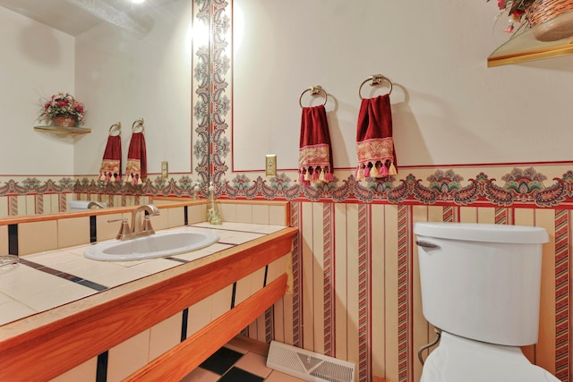 2639 Halleck Dr, Columbus, OH 43209 - half bath with wainscoting, toilet, and vanity