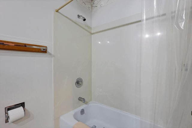 2639 Halleck Dr, Columbus, OH 43209 - full bath with shower / bath combo with shower curtain