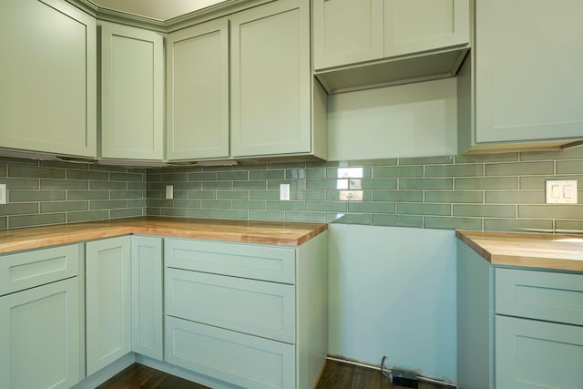 kitchen featuring tasteful backsplash, butcher block countertops, and dark wood-style flooring