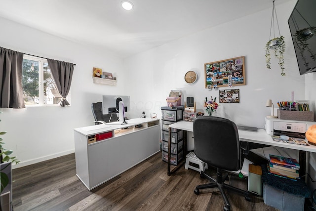 office area with dark wood finished floors, recessed lighting, and baseboards