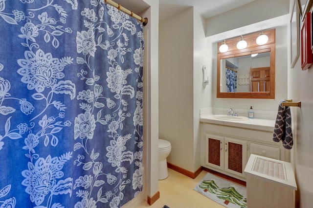 full bath featuring curtained shower, toilet, vanity, and baseboards