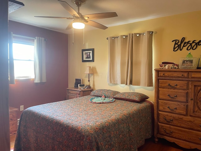 bedroom with ceiling fan