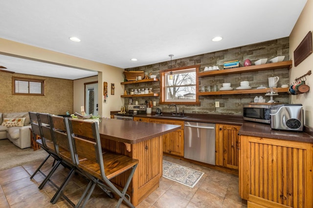 bar featuring a sink, stainless steel appliances, tasteful backsplash, and recessed lighting