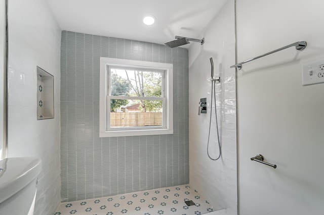 full bathroom featuring tiled shower