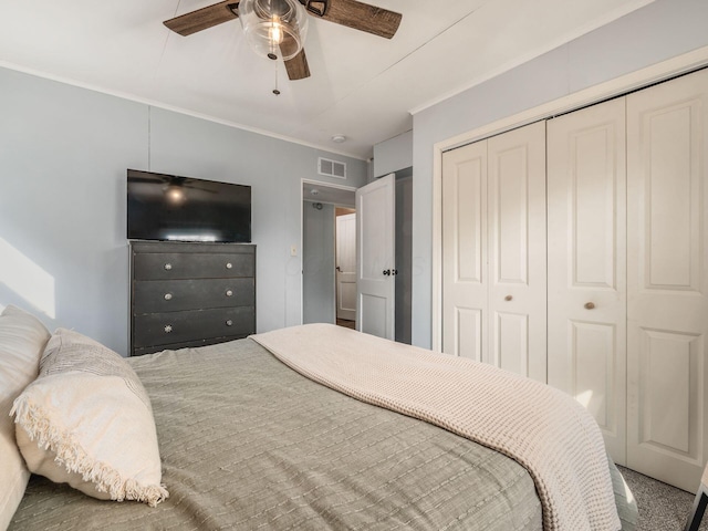 bedroom featuring a closet, visible vents, ceiling fan, and ornamental molding