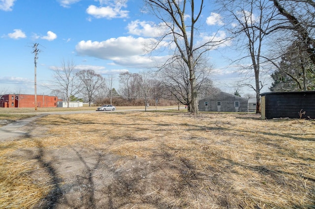 view of yard featuring an outbuilding