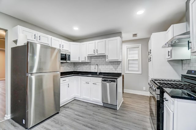 kitchen featuring tasteful backsplash, visible vents, light wood-style flooring, white cabinets, and stainless steel appliances