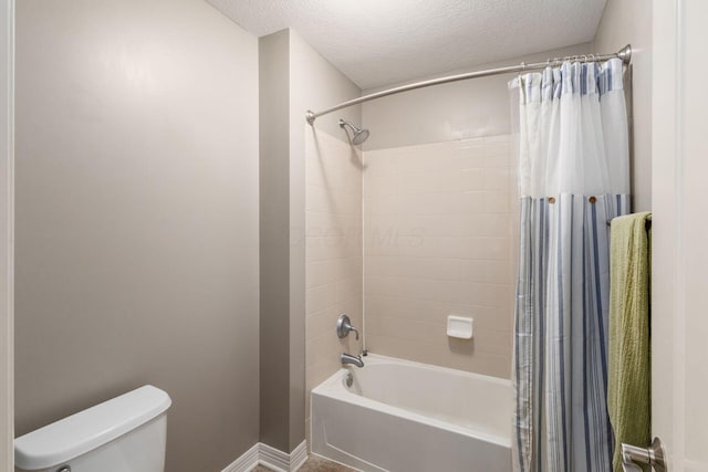 6148 Ryan Woods Way, Hilliard, OH 43026 - bathroom featuring shower / tub combo with curtain, a textured ceiling, toilet, and baseboards