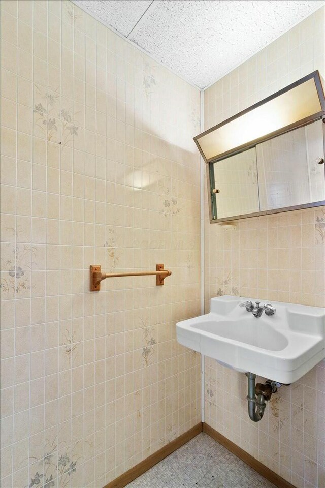 bathroom featuring tile walls