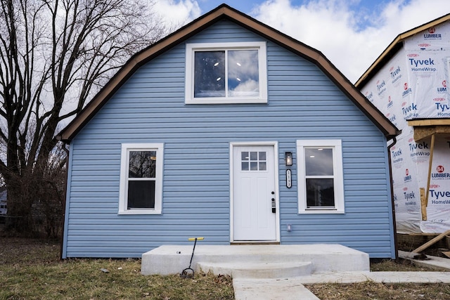 view of front facade featuring a gambrel roof