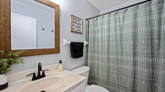 full bath with vanity, toilet, a shower with curtain, and a textured ceiling