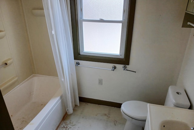 bathroom with baseboards, toilet, shower / bath combo, and vanity