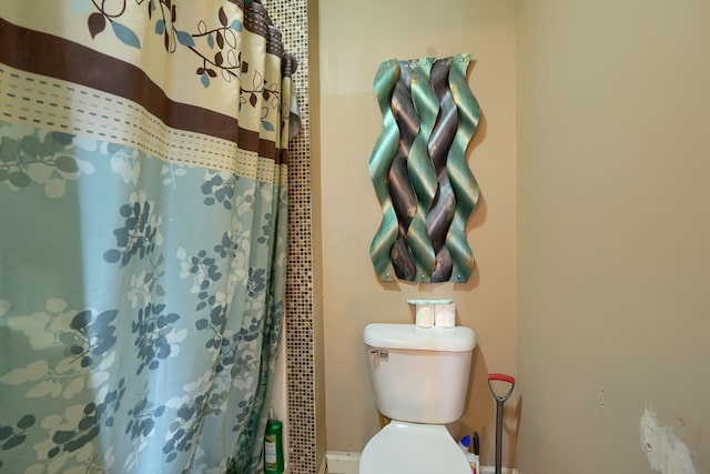 full bath featuring a shower with shower curtain and toilet