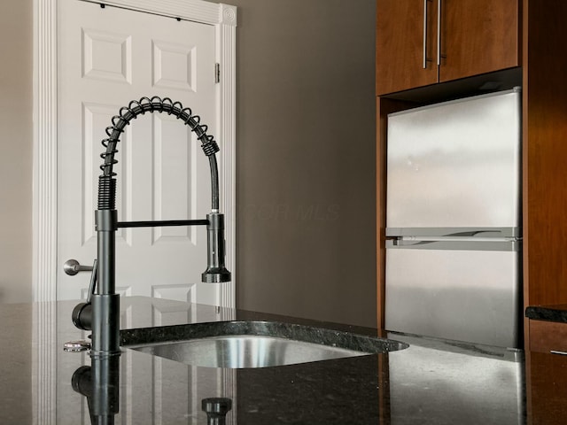 bathroom featuring a sink