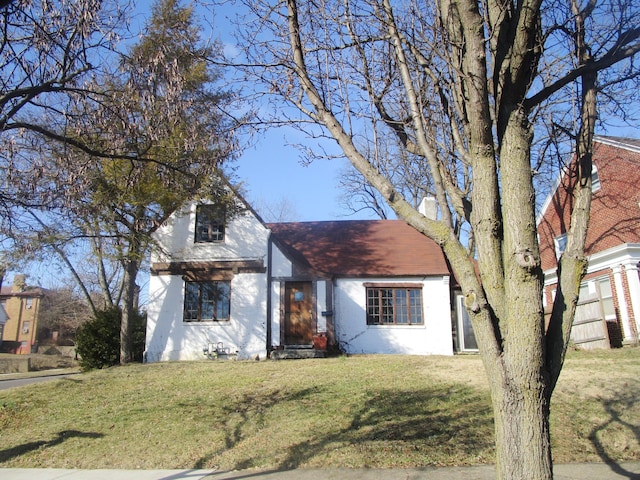 view of front facade with a front lawn