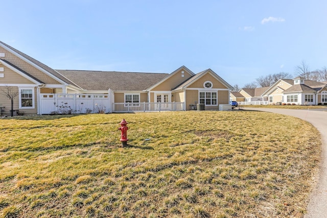 view of front facade with a front lawn and fence