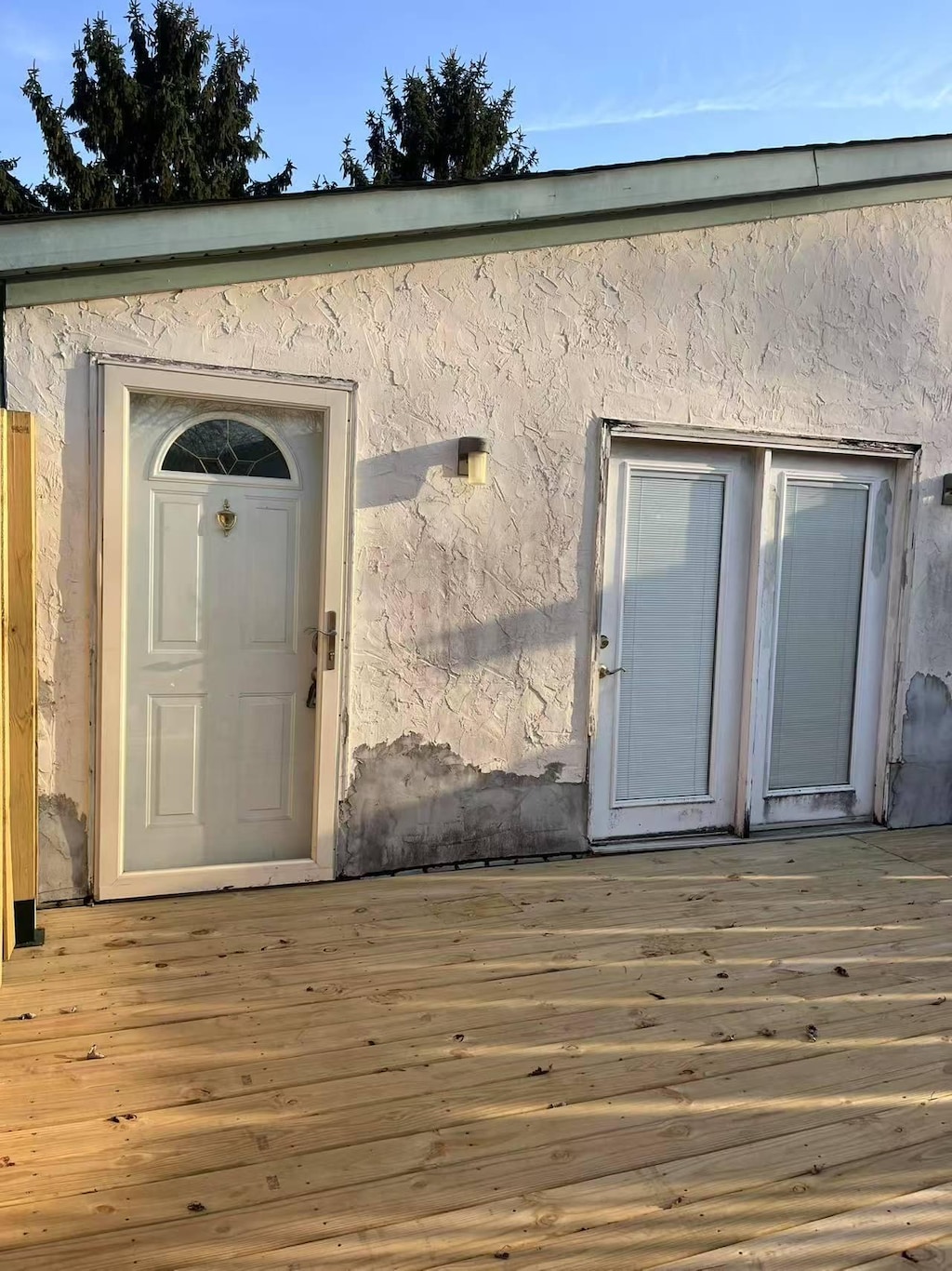 view of exterior entry with stucco siding