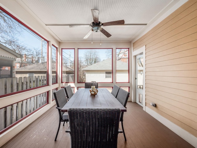 sunroom with ceiling fan