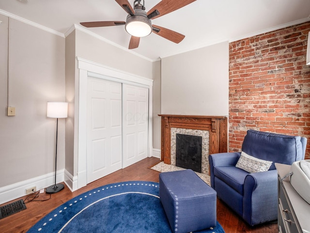 living room featuring baseboards, wood finished floors, visible vents, and ornamental molding