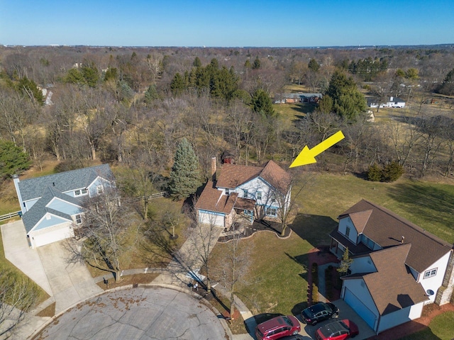 birds eye view of property featuring a forest view