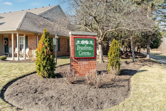 community sign with a yard