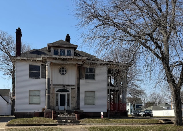 view of front of home featuring a front yard and fence