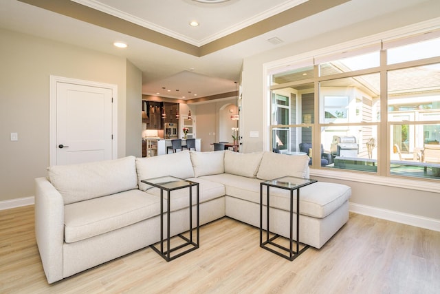 living area with visible vents, light wood-style flooring, ornamental molding, recessed lighting, and baseboards