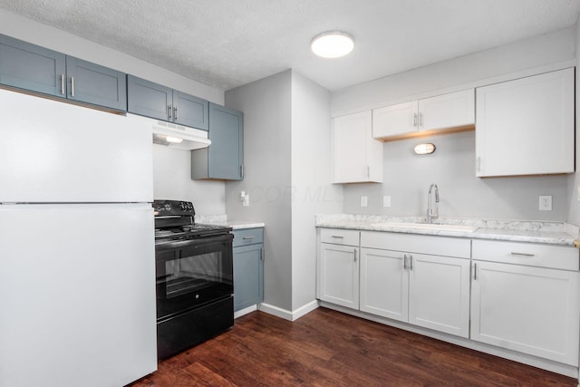 kitchen with under cabinet range hood, freestanding refrigerator, dark wood-style floors, electric range, and a sink