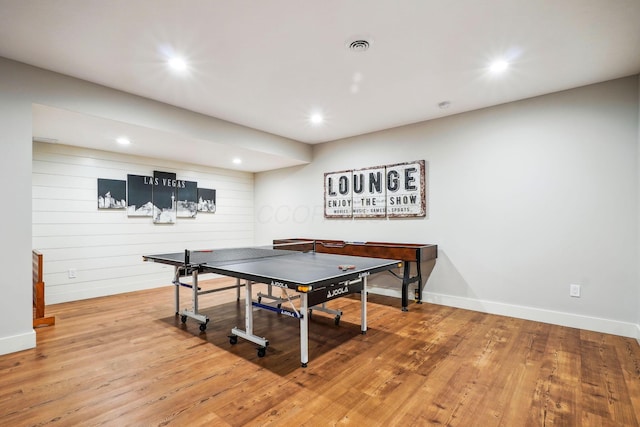 game room featuring light wood-style flooring, recessed lighting, baseboards, and visible vents